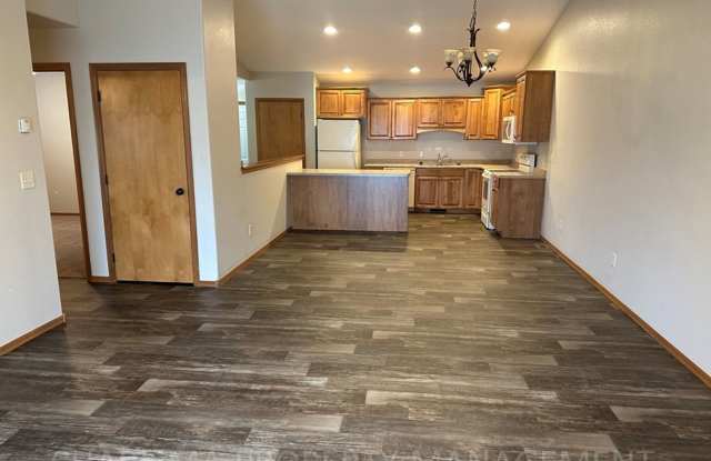 4 BEDROOM, 2 BATH TOWN HOME, PET FRIENDLY, AMENITY FILLED, DOUBLE ATTACHED GARAGE! Gallery 3