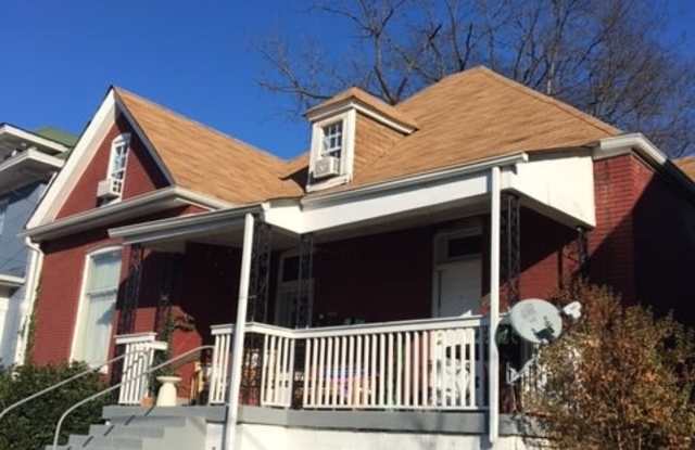 Charming One Bedroom/ One Bath Apartment, Walk to Edgehill Village, Minutes to Vandy/Belmont - 1028 Villa Place, Nashville, TN 37212