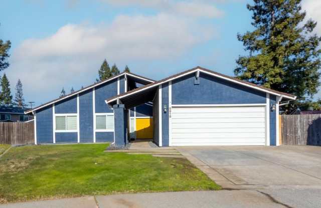 FOUR BEDROOM HOME ON A HUGE LOT SEE VIDEO photos photos