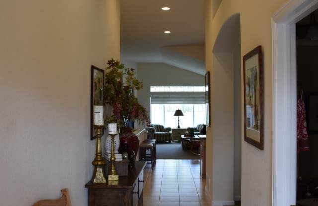 Stunning 3 bedroom Home /  Main Floor Master! Gallery 4