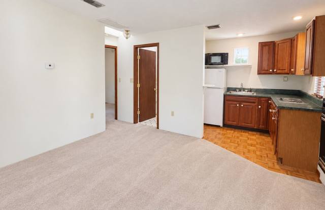 Charming 2 Bed, 1 Bath Carriage House in Historic Golfview Gallery 3
