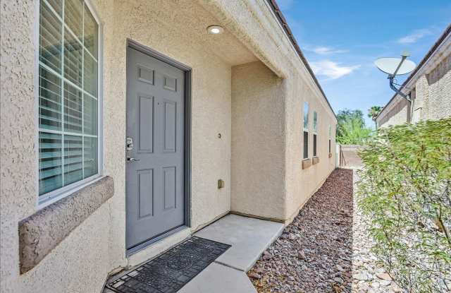 Stunning 3-Bedroom Townhome with Spacious Backyard & Fireplace Gallery 4