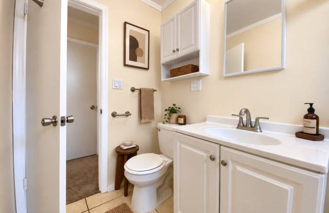 Spacious Two Bedroom with In Unit Washer & Dryer! Flooring Throughout! Gallery 2