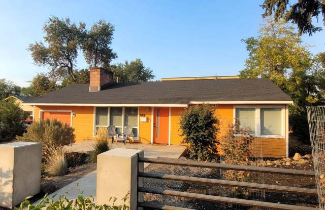 Charming single-level home. Monthly rental, fully furnished + all utilities. Fantastic location! photos photos