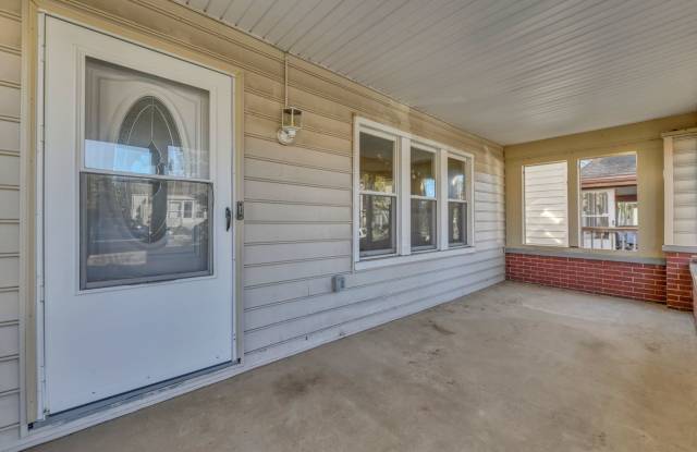 ✨ Spacious 3-Bedroom Home with Flexible Bonus Space, Basement & Detached Garage | $1,450 Gallery 3