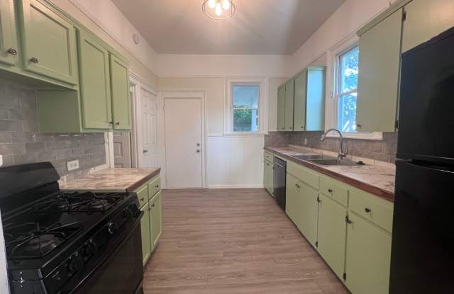 Single Family Home Located Near Medical Mile!! Gallery 4