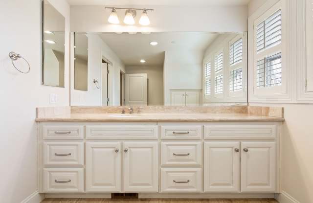 Elegant Two-Story Residence at The Woodmark, Downtown Palo Alto Gallery 4