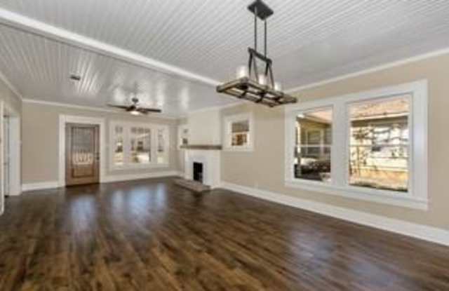 2121 Western Avenue Gallery 3
