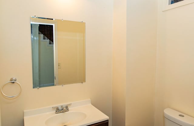 Renovated and Spacious 4Bedroom Townhouse in West Baltimore! Gallery 4