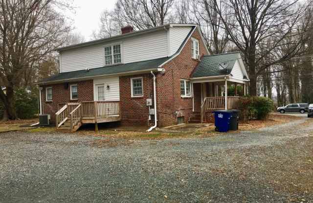 Great 3BR/2BA brick home, walking distance to WFU! Gallery 1