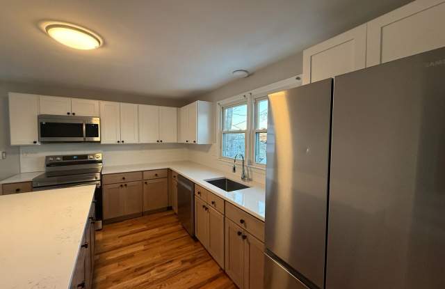 Recently updated 3 Bed 1 Bath Single Family House available February 1st! photos photos