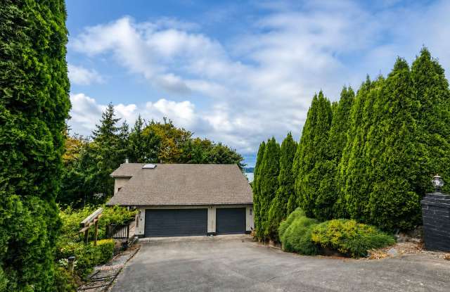 NW Contemporary Home w/ Mid-Modern Character Gallery 1