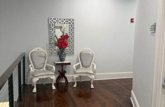 Modern Apartment Downtown Washington Gallery 3