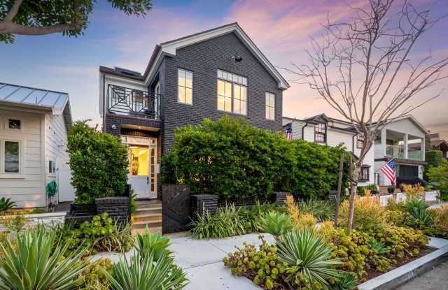 Custom Built 4 Bedroom Peninsula Point Home - Indoor/Outdoor Rooftop Deck! Gallery 4
