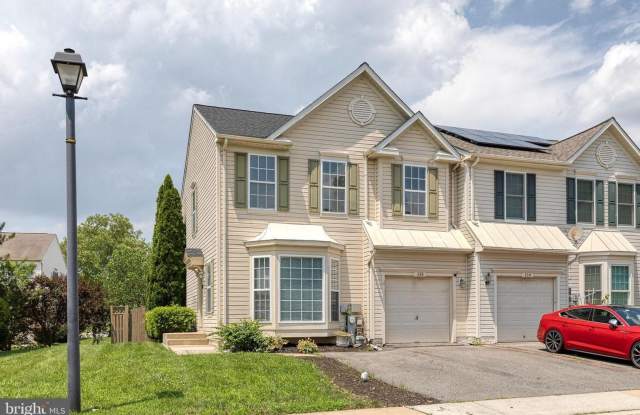 Beautiful 4bth 3.5bth End-Unit Townhome with Garage in Odenton photos photos