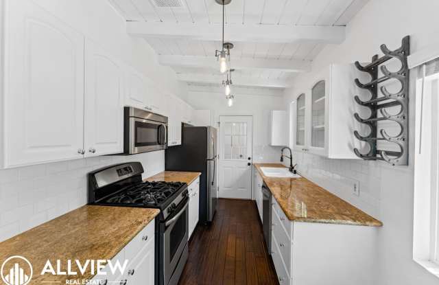 Gorgeous 2 Bed, 2 Bath Front House Available in Eastside! Gallery 3