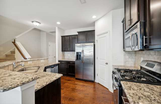 *Price Just Reduced!* Cozy Three Bedroom Townhome Gallery 4
