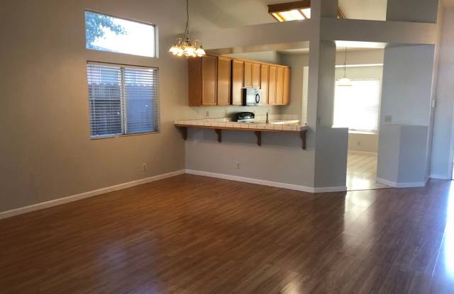 Modesto: $2600 3 bed 2 bath single story with a pool * Gallery 2