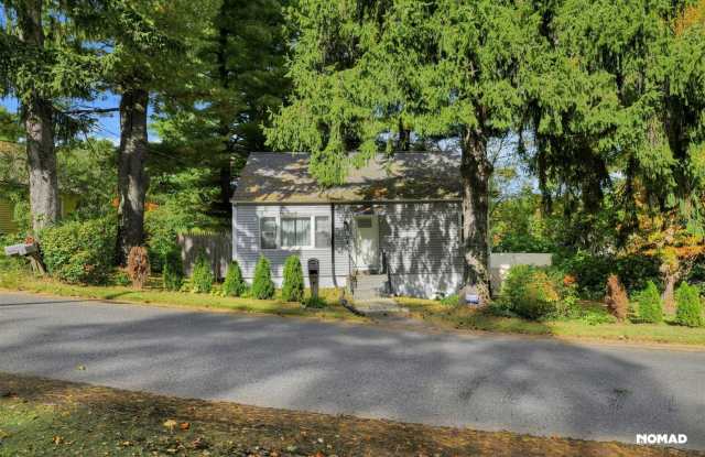 Charming 4BR House in Waterbury Gallery 3