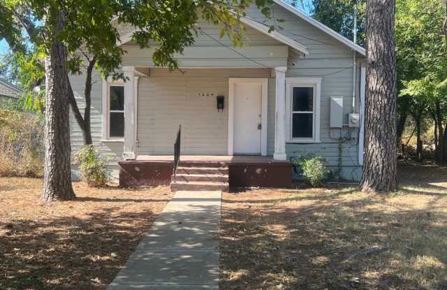 East Waco, Corner lot, Large backyard - 1224 Renick Street, Waco, TX 76704