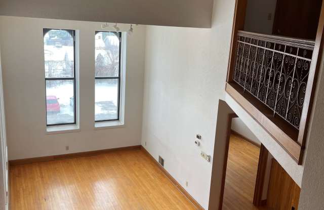207 East Irving Avenue - 202 Gallery 1