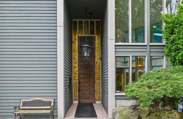 Newly Remodeled 1 bed/1 bath Condo w/ AC  Bonus Room Located on Echo Lake in Shoreline. $1895/mo. - 19428 Aurora Avenue North, Shoreline, WA 98133