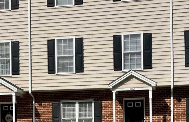 Stunning 3 Bedroom 3 Bath Townhome. Great Location. - 2009 Lakeside Drive, Lynchburg, VA 24501