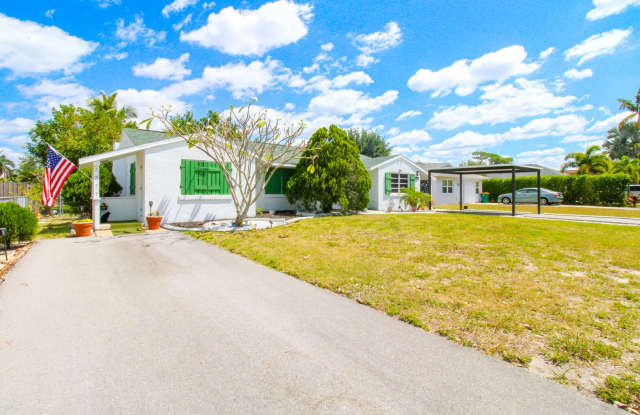 ** UNFURNISHED ANNUAL** CUTE REMODELED DUPLEX LARGE PRIVATE BACKYARD ** NO HOA **UNFURNISHED ** - 3577 Hibiscus Avenue, Collier County, FL 34104