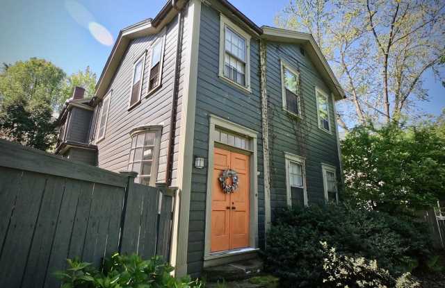 9/1 Beautiful Hidden GEM. 2 Blocks from Walnut. Garage. Fenced Yard. photos photos
