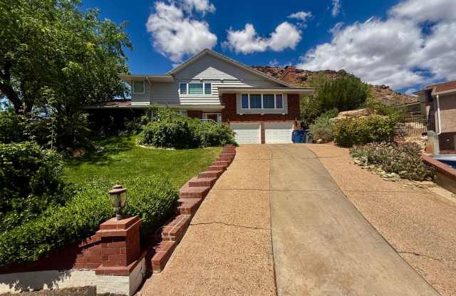 Distinctive and Spacious 5-BR Home in Bloomington photos photos
