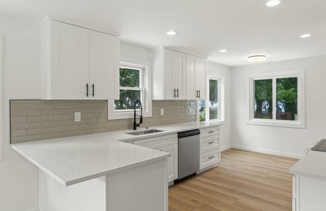 326 Northeast 125th Street#1 - 326 Northeast 125th Street, Seattle, WA 98125