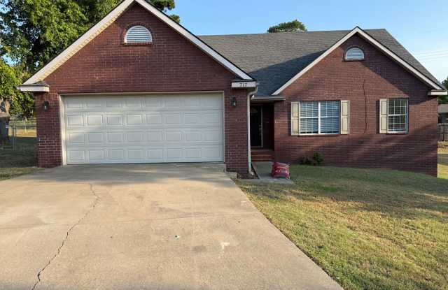 Nice 3 Bed, 2 Bath, 2 car garage. House Total Electric - 717 Lincoln Hill Circle, Van Buren, AR 72956