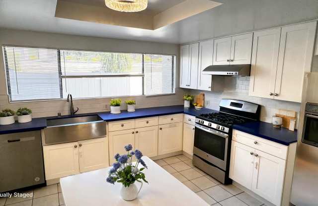 spacious mast bedroom, pool, new kitchen, attached garage >>> photos photos