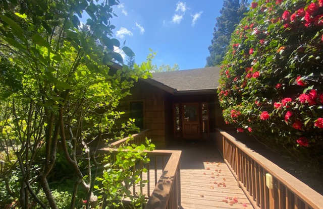 Private / executive 3/2 by Sequoia Park - 1700 Duck Street, Eureka, CA 95503