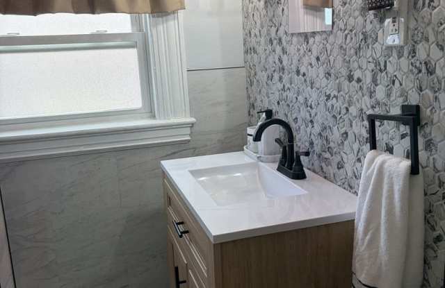 Unique Single Family Home. Immediate Move-in! Gallery 4