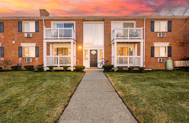 Move-In Ready 2-Bed Condo in Prime Royal Oak Location! - 2440 Parmenter Boulevard, Royal Oak, MI 48073