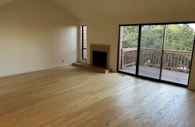 Lovely 3 bedroom, 2.5 Bath Townhome in Quiet Complex Gallery 4