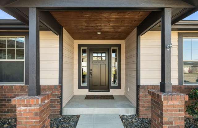 Located in Sunnyslope! 3+ beds, 2.5 baths, 3 car garage with open living spaces and huge yard! Gallery 4