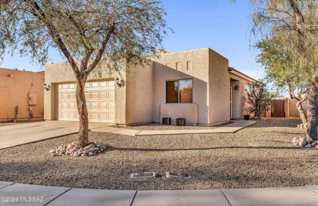 Incredible Spacious Back Yard! Large Covered Patio! photos photos