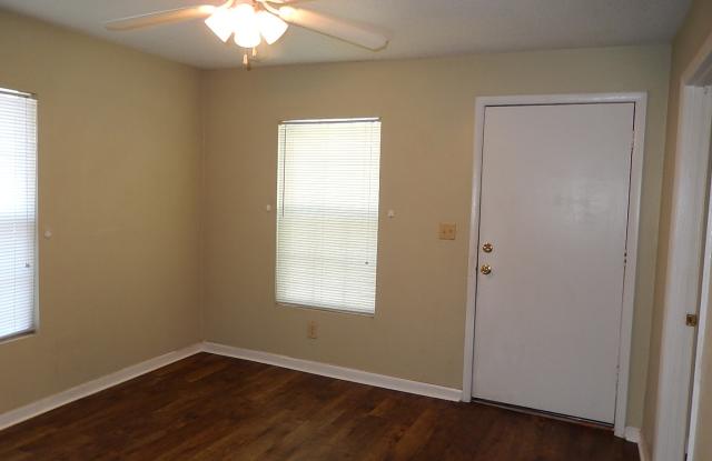 NICE 2/1 Quincy House w/ Deck, Eat In Kitchen, Large Yard, Newer AC & Flooring! $975/month Avail December 1st! Gallery 4