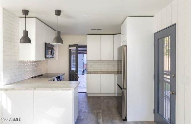Contemporary Stunning Carriage house in the Roosevelt District!!! Completely remodeled with no expense spared!!! Grass Area, Gated!!! Luxury living in Downtown available NOW!!! photos photos