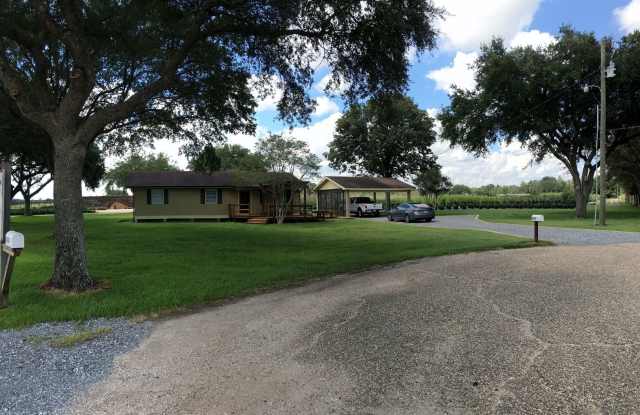 MOVE IN SPECIAL! FIRST FULL MONTH FREE! Country Setting 3 Bed 2 Bath Home Iberia Parish! Wood floors! Granite! ALL UTILITIES INCLUDED! photos photos