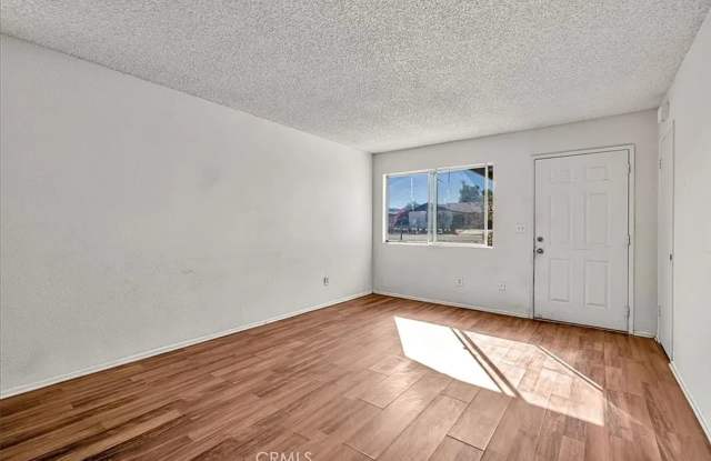 2 bdr , 1 bath,  fenced back yard. Gallery 4