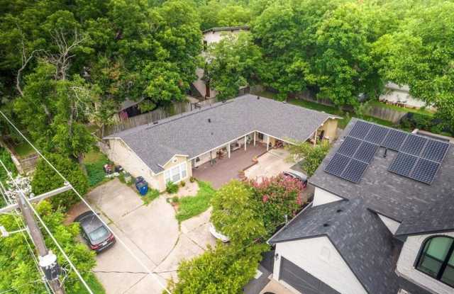 Walking distance to Zilker Park 2/2 with back yard  - 1104 Kinney Ave #A Gallery 3