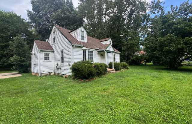 Cozy Cape Cod - Minutes to TBS (Quantico) over half an acre! Gallery 1