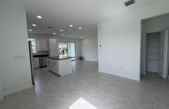 4402 Longwood Lake Square Gallery 4