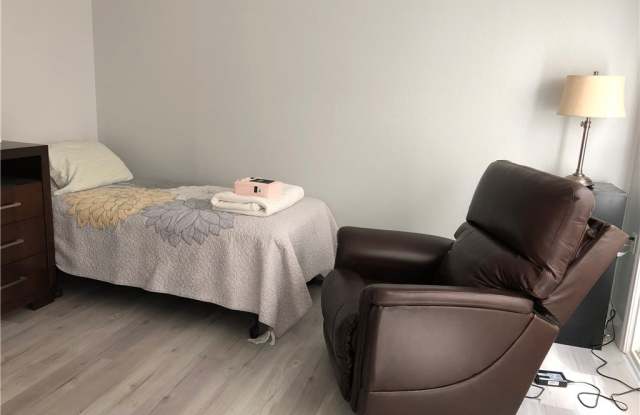 2325 Via Mariposa W Gallery 4