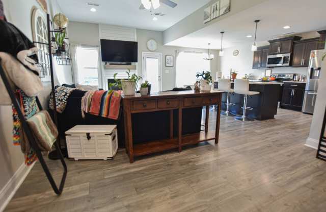 Pet Friendly Three Bedroom! Gallery 3