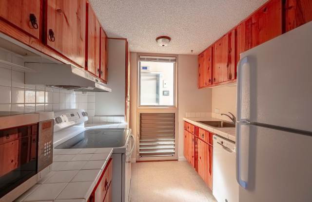 SPACIOUS GROUND FLOOR condo w/ 1/1/1pkg courtyard  gate to beach right-of-way photos photos