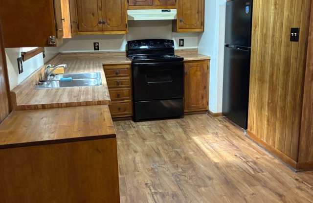 235 Fairview Rd, 3/1! Country Living and close to Town Gallery 4